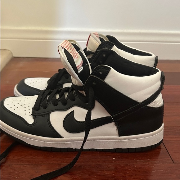 Nike Black and White High-Top Sneakers with Red Accents - Picture 7 of 10
